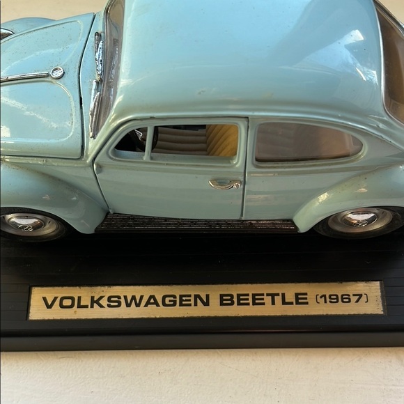 VOLKSWAGEN Beetle 1967 Light Blue 1/18 Diecast Car by Road Signature 92078BL - Picture 8 of 10